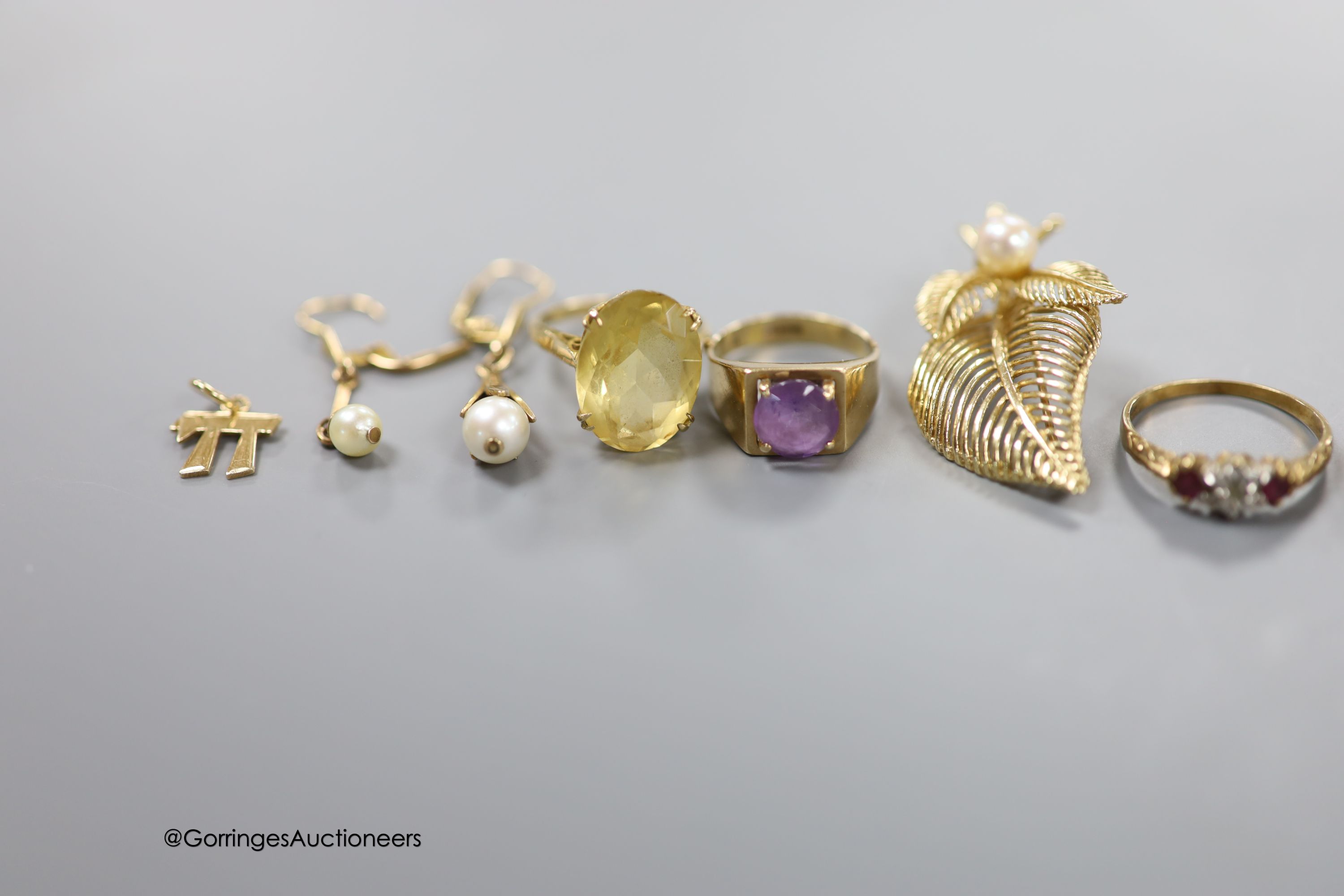 Minor jewellery including three 9ct gold and gem set dress rings, gross 9.6 grams, a 14k and cultured pearl leaf brooch, 585 gem set ring and 14k & CZ pendant (gross 8.7 grams, two pairs of 9ct gold and cultured pearl ea